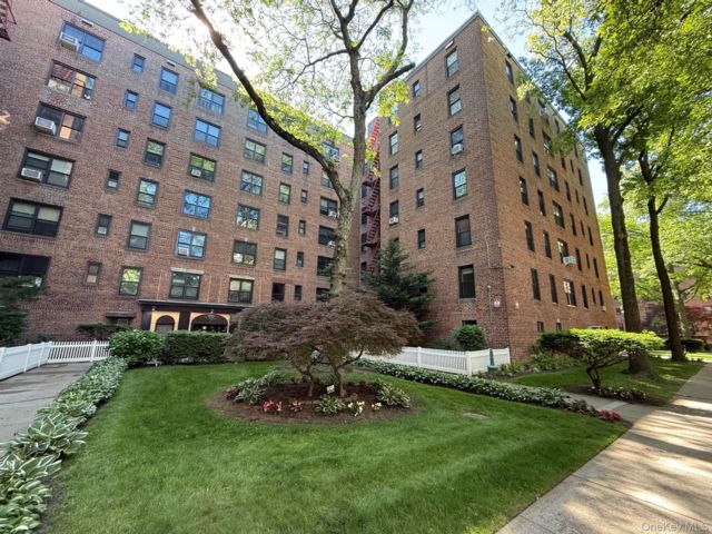  2 BR,  1.00 BTH &nbsp;Mid rise style home in Woodhaven