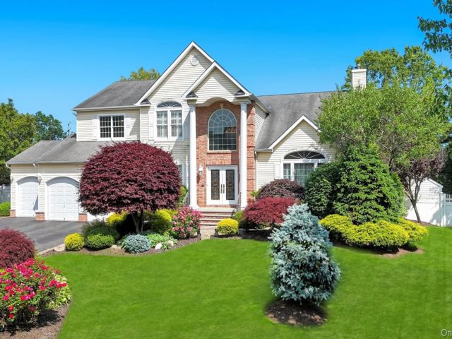  5 BR,  3.00 BTH &nbsp;Post modern style home in Smithtown