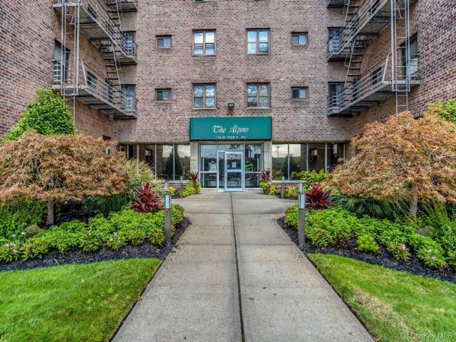  2 BR,  1.00 BTH &nbsp;Mid rise style home in Hollis