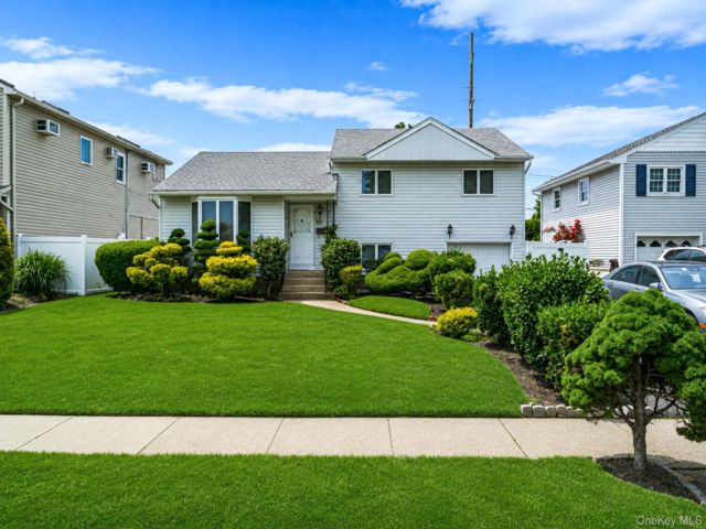  3 BR,  3.00 BTH &nbsp;Split level style home in Levittown