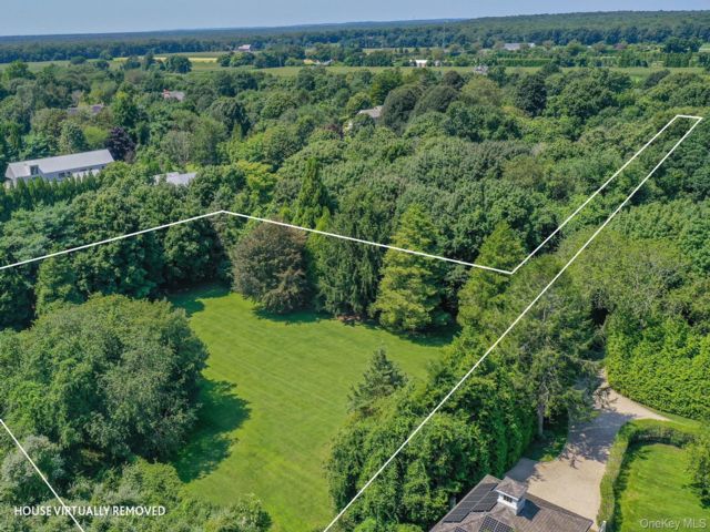 Lot <b>Size:</b>  &nbsp;House style home in East Hampton