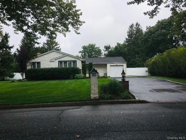  3 BR,  3.00 BTH &nbsp;Ranch style home in East Northport