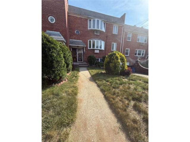  8 BR,  5.00 BTH &nbsp;House style home in Ozone Park