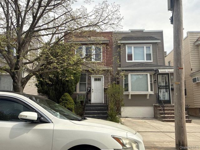  3 BR,  2.00 BTH &nbsp;Colonial style home in Glendale