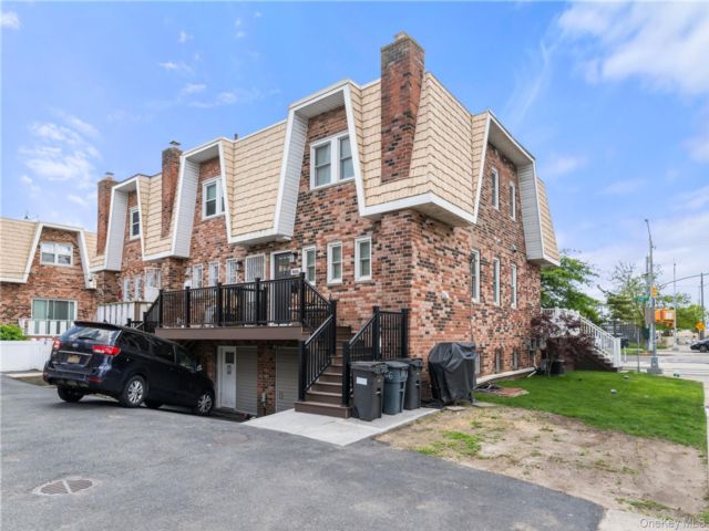 3 BR,  3.00 BTH &nbsp;Condo style home in Far Rockaway