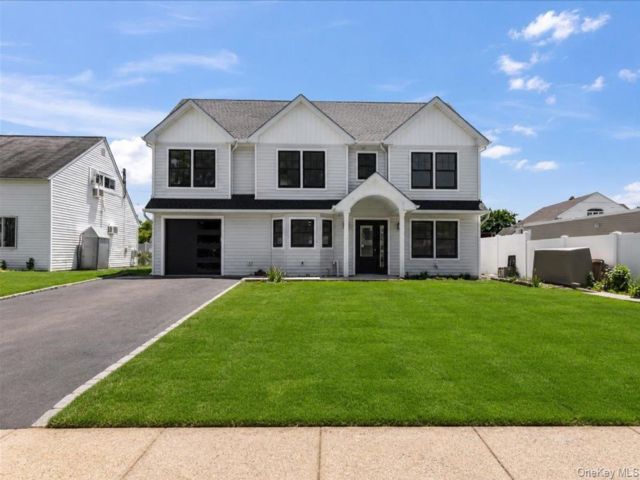  5 BR,  3.00 BTH &nbsp;Colonial style home in Levittown