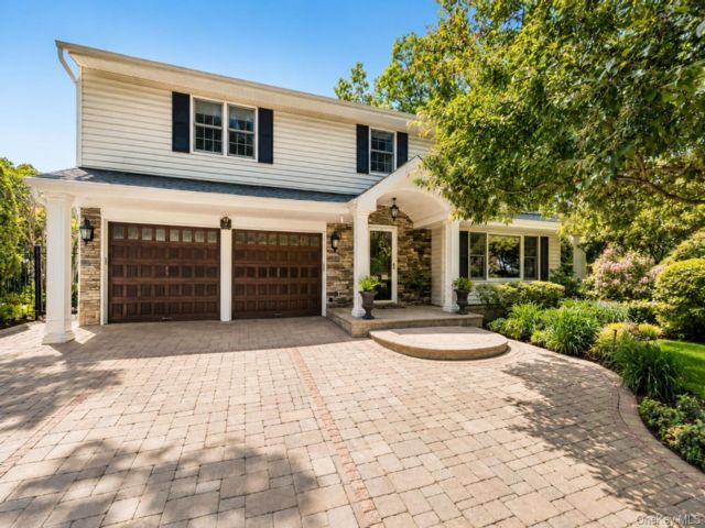  5 BR,  4.00 BTH &nbsp;Colonial style home in Lake Grove