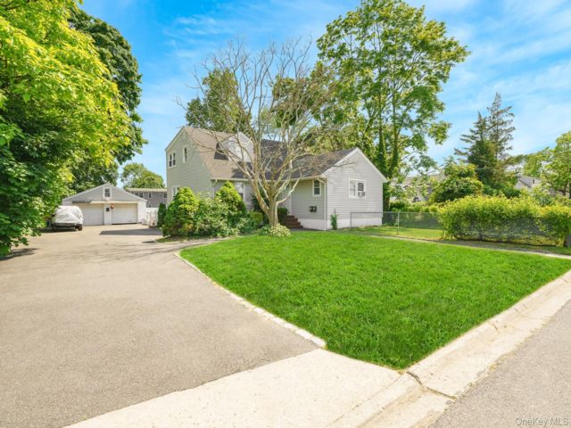  5 BR,  3.00 BTH &nbsp;House style home in West Babylon