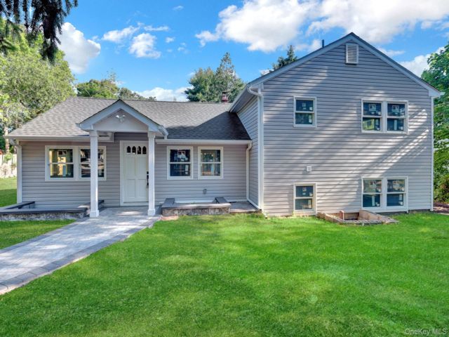  4 BR,  3.00 BTH &nbsp;Split level style home in Selden