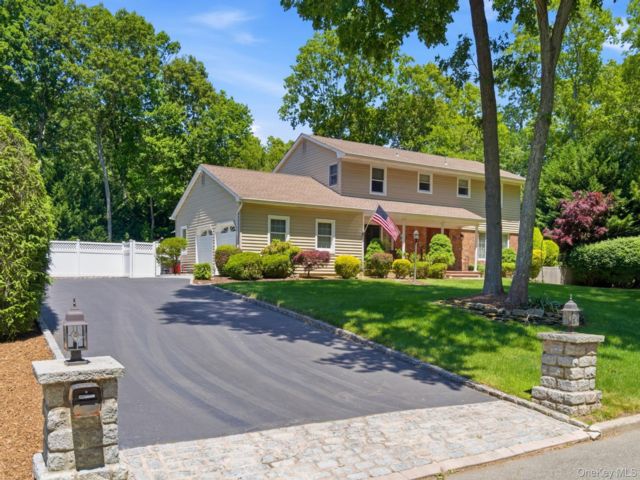  4 BR,  4.00 BTH &nbsp;Colonial style home in Saint James