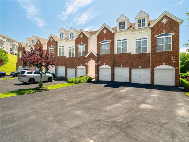  2 BR,  3.00 BTH &nbsp;Condo style home in New Windsor