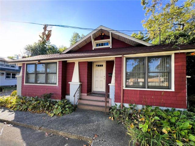  2 BR,  1.00 BTH &nbsp;Craftsman style home in Centereach