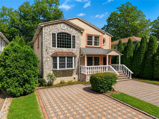  4 BR,  3.00 BTH &nbsp;Other style home in Port Washington
