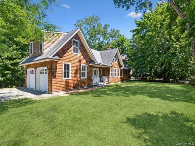  4 BR,  4.00 BTH &nbsp;Ranch style home in Shelter Island