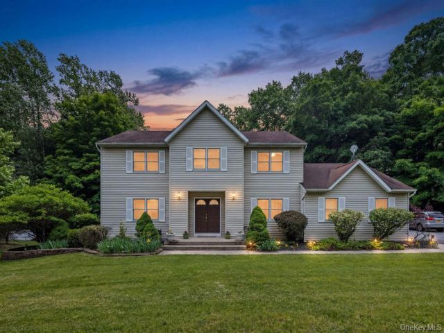  5 BR,  3.00 BTH &nbsp;Colonial style home in Pomona