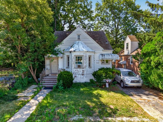  4 BR,  3.00 BTH &nbsp;Other style home in Fresh Meadows