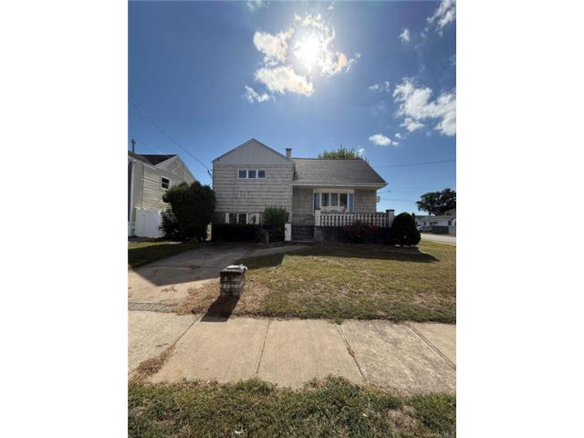 3 BR,  2.00 BTH &nbsp;Split level style home in North Babylon