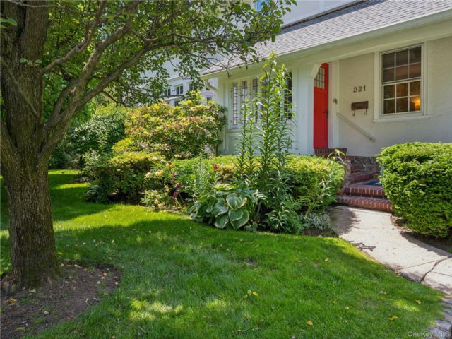  6 BR,  5.00 BTH &nbsp;Colonial style home in Pelham