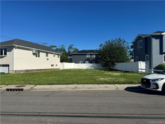 Lot <b>Size:</b> 70 x 77 &nbsp;House style home in Oceanside