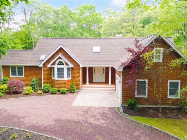  3 BR,  2.00 BTH &nbsp;Post modern style home in Westhampton