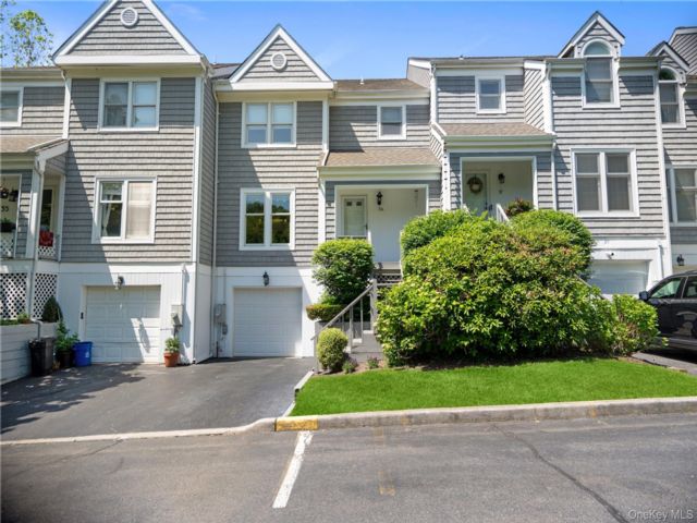  3 BR,  3.00 BTH &nbsp;Condo style home in Port Jefferson