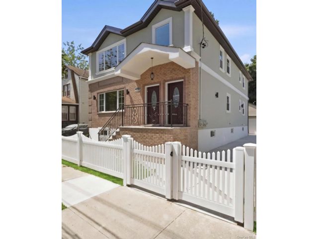  8 BR,  4.00 BTH &nbsp;House style home in Cambria Heights