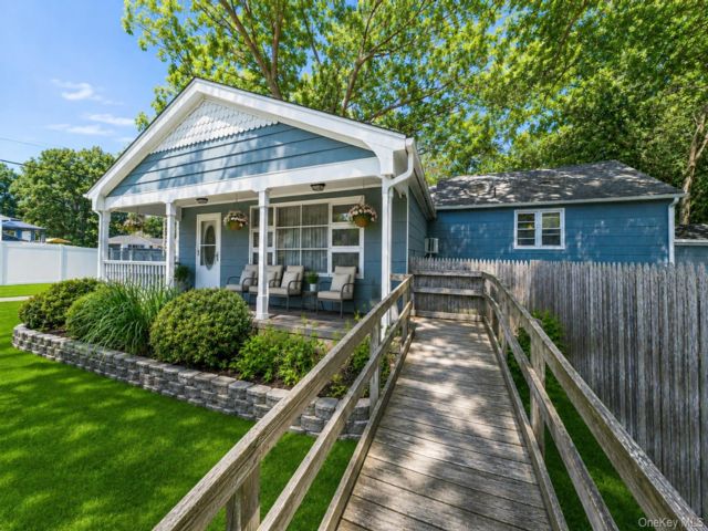  3 BR,  2.00 BTH &nbsp;Ranch style home in Sound Beach