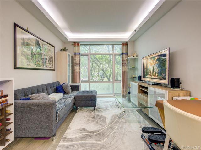  2 BR,  2.00 BTH &nbsp;Mid rise style home in Rego Park