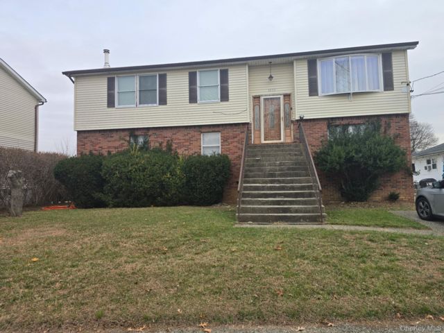  5 BR,  4.00 BTH &nbsp;Hi ranch style home in West Hempstead