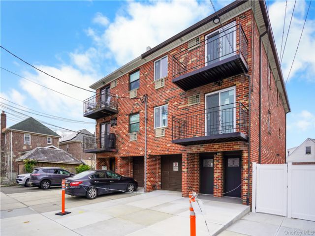 10 BR,  7.00 BTH &nbsp;House style home in Flushing