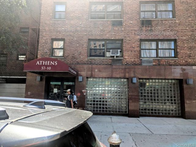  2 BR,  1.00 BTH &nbsp;Mid rise style home in Elmhurst
