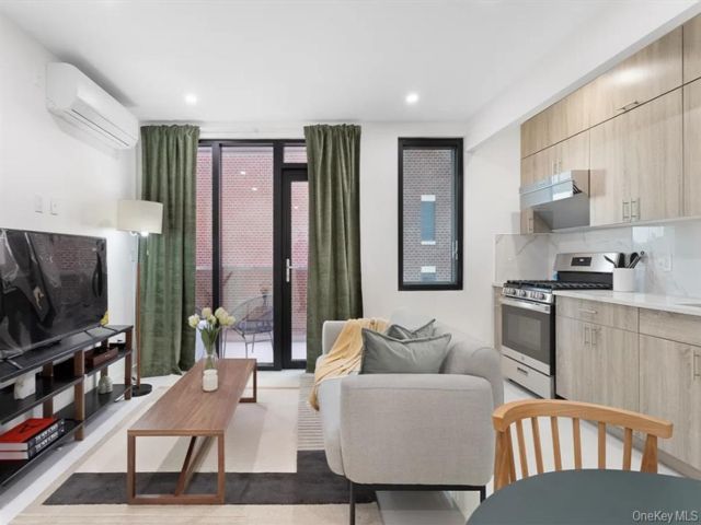  1 BR,  1.00 BTH &nbsp;Mid rise style home in Kew Gardens