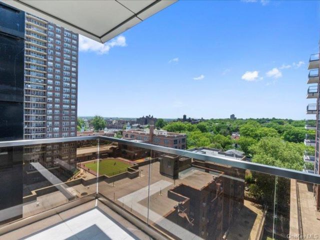  2 BR,  1.00 BTH &nbsp;Mid rise style home in Kew Gardens