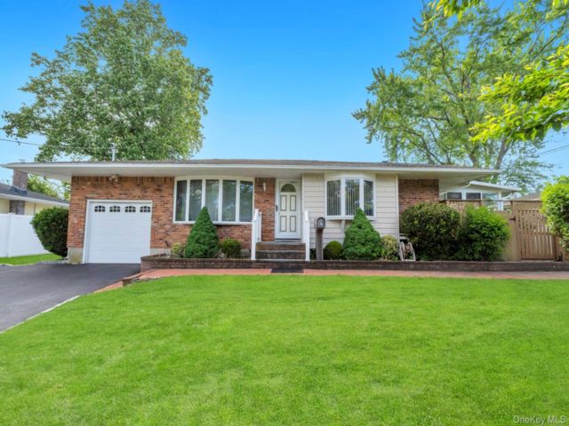 3 BR,  2.00 BTH &nbsp;Ranch style home in Commack