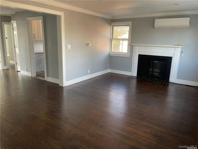  2 BR,  1.00 BTH &nbsp;Traditional style home in Great Neck