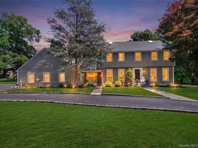  5 BR,  5.00 BTH &nbsp;Colonial style home in Middletown