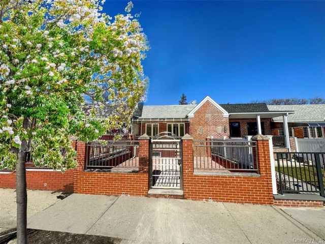  2 BR,  2.00 BTH &nbsp;Bungalow style home in Rego Park