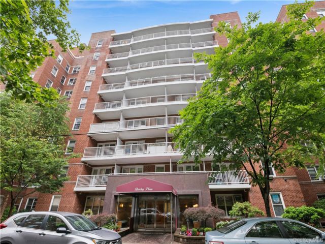  2 BR,  1.00 BTH &nbsp;Mid rise style home in Forest Hills