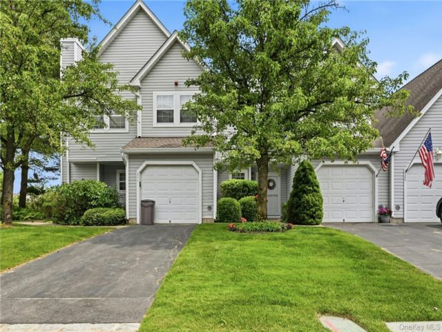  3 BR,  3.00 BTH &nbsp;Condo style home in East Setauket