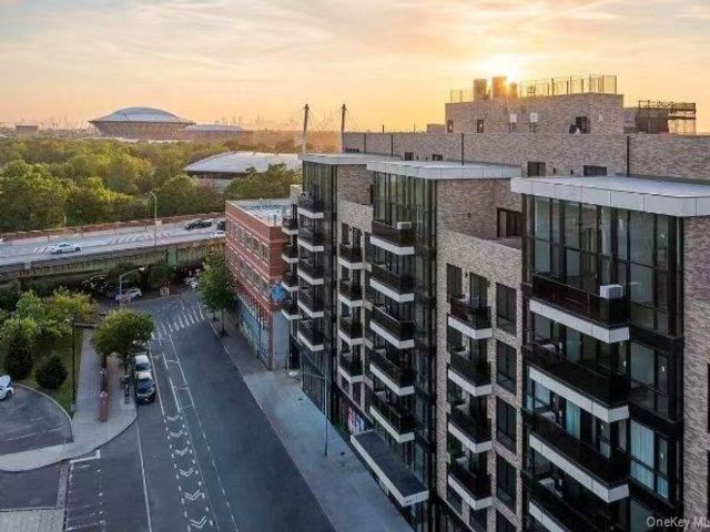  2 BR,  2.00 BTH &nbsp;High rise style home in Flushing