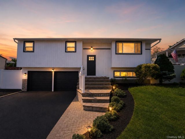  3 BR,  2.00 BTH &nbsp;Hi ranch style home in Selden