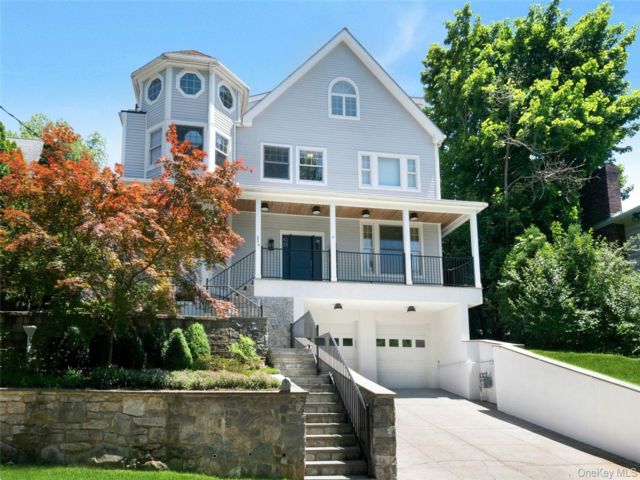  6 BR,  7.00 BTH &nbsp;Colonial style home in Pelham