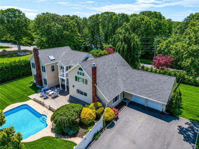  6 BR,  5.00 BTH &nbsp;Colonial style home in Manorville