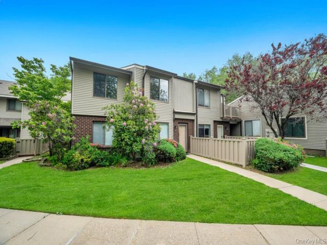  2 BR,  2.00 BTH &nbsp;Condo style home in Coram