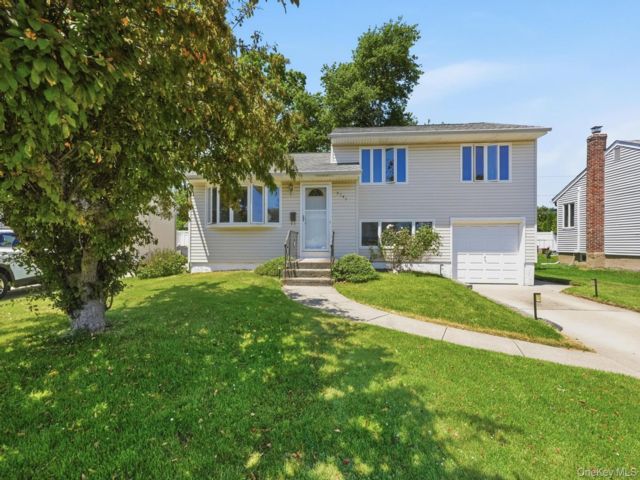  3 BR,  2.00 BTH &nbsp;Split level style home in Wantagh
