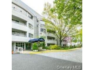 2 BR,  3.00 BTH &nbsp;Contemporary style home in Great Neck