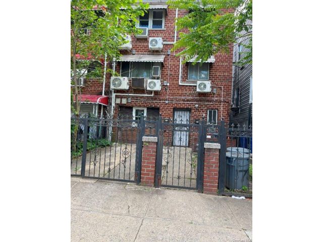  2 BR,  2.00 BTH &nbsp;Includes legal  style home in Mosholu