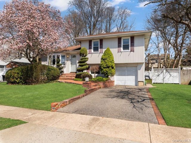  3 BR,  3.00 BTH &nbsp;Split level style home in Syosset
