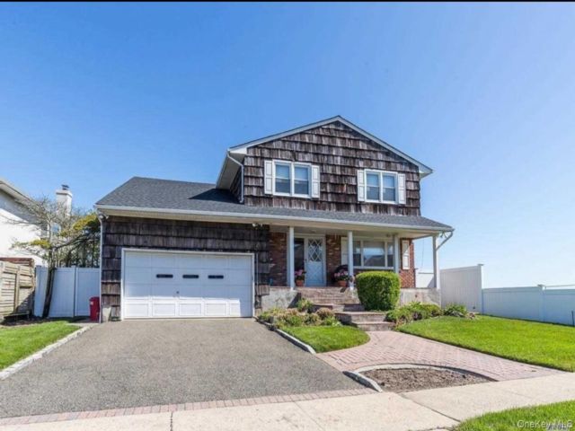  5 BR,  3.00 BTH &nbsp;Split level style home in Atlantic Beach