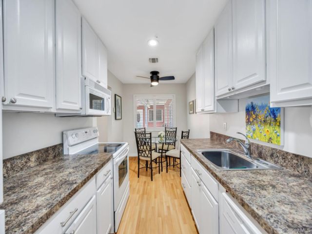  1 BR,  1.00 BTH &nbsp;Condo style home in Saint James
